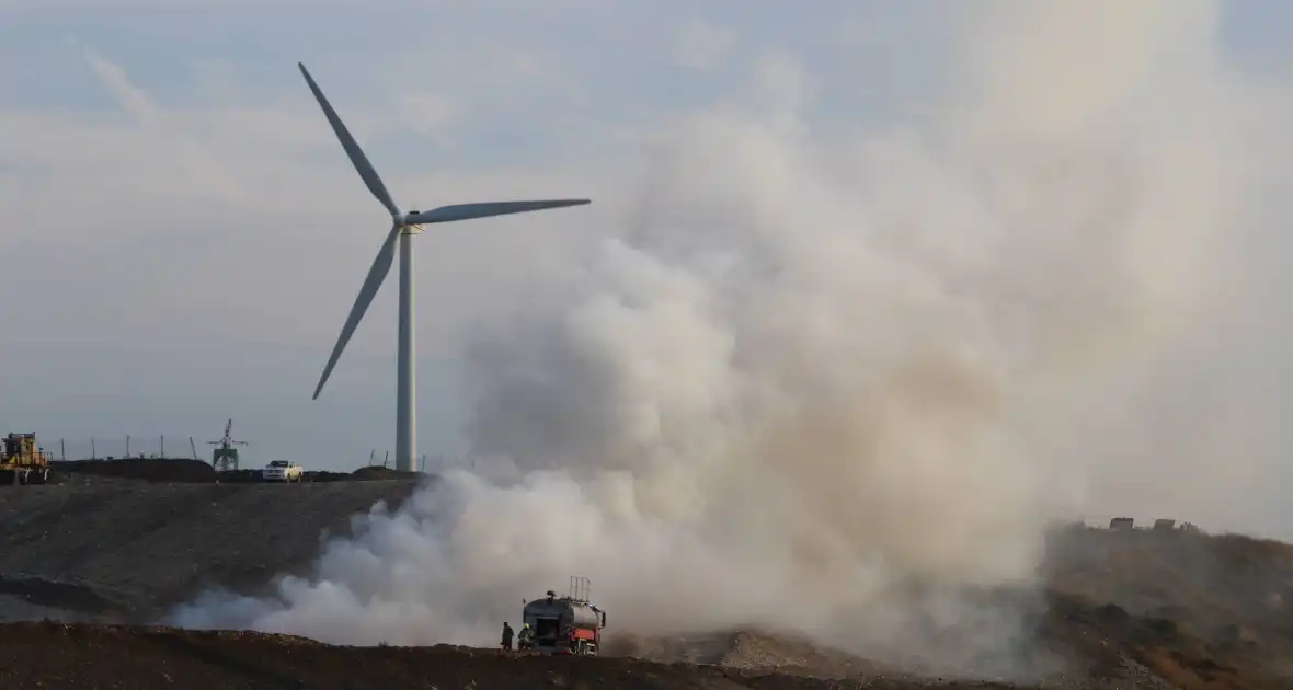 Grote rookontwikkeling bij hevige brand op stortplaats - Foto 4