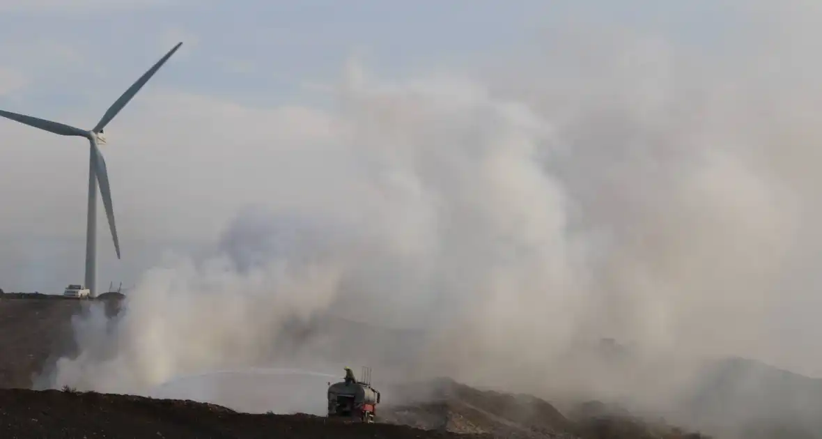 Grote rookontwikkeling bij hevige brand op stortplaats - Foto 6