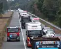 Enorme file door bermbrand langs snelweg