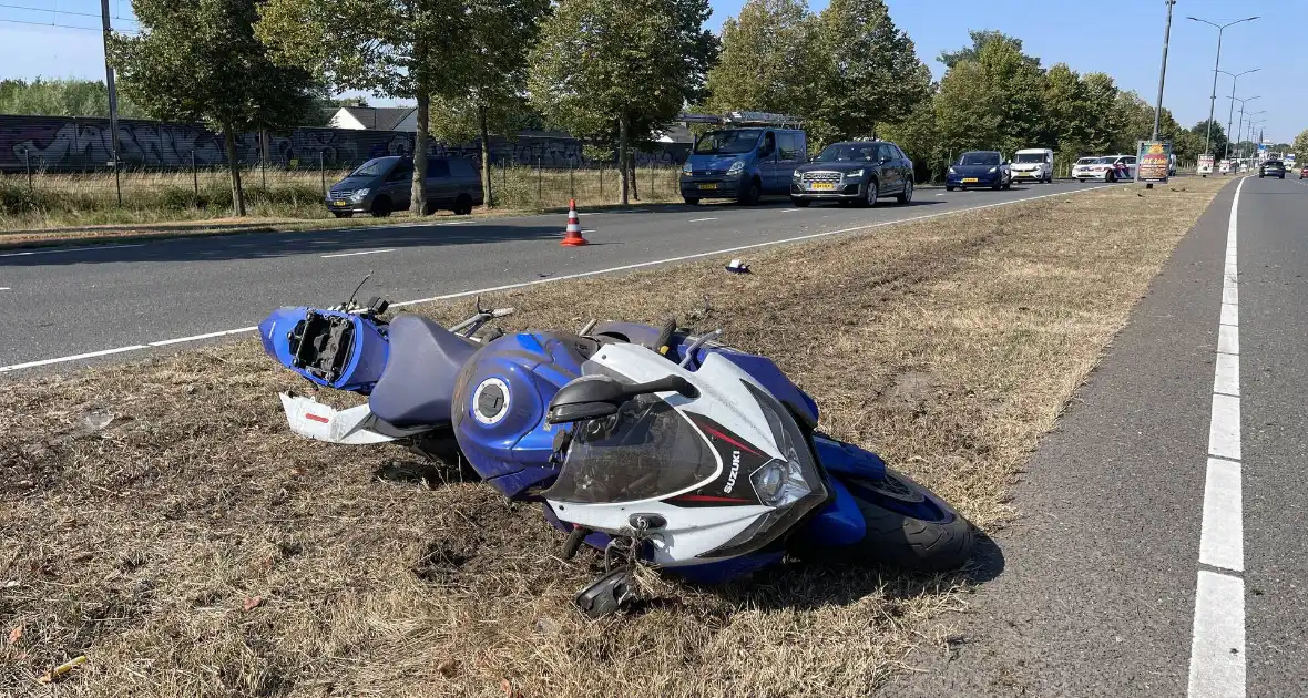 Motorrijder botst achterop auto en raakt gewond - Foto 1