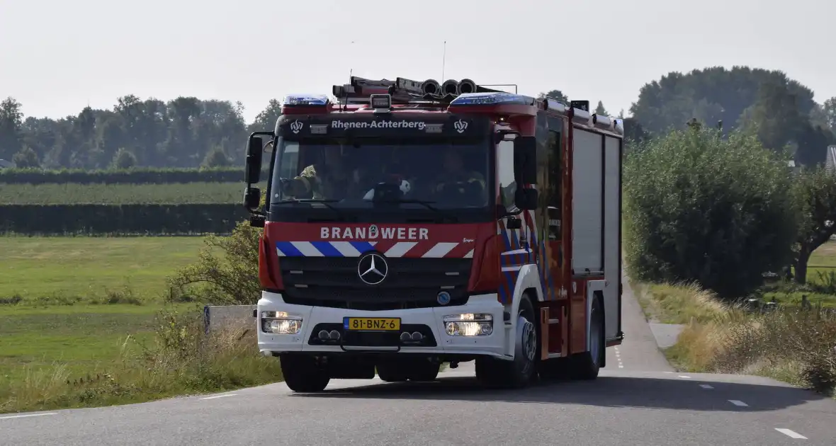 Grote stapel houtsnippers in brand bij houtverwerkingsbedrijf - Foto 1