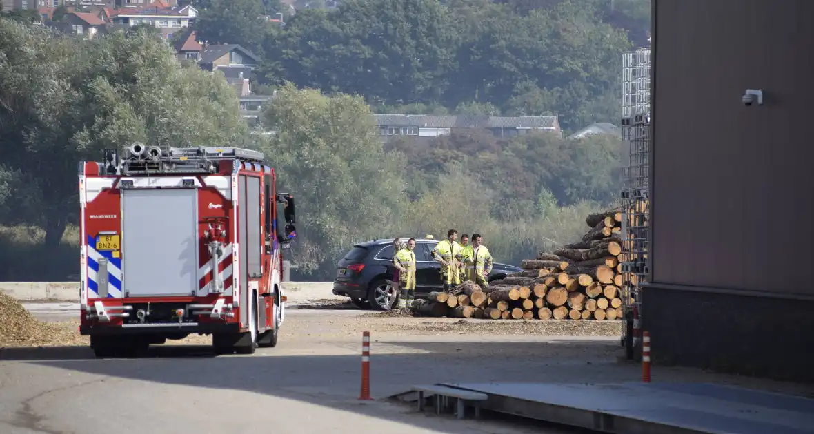 Grote stapel houtsnippers in brand bij houtverwerkingsbedrijf - Foto 4