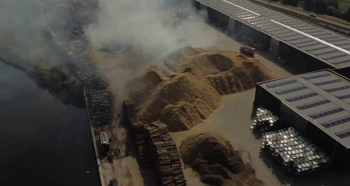 Grote stapel houtsnippers in brand bij houtverwerkingsbedrijf - Foto 8