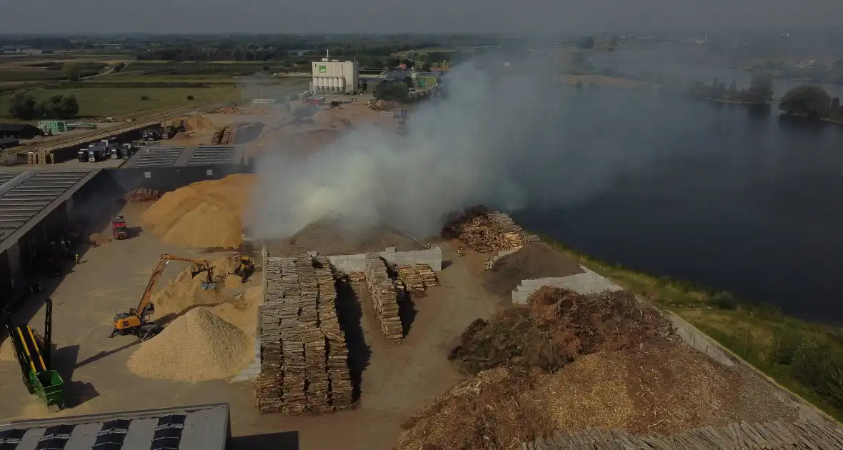 Grote stapel houtsnippers in brand bij houtverwerkingsbedrijf - Foto 9