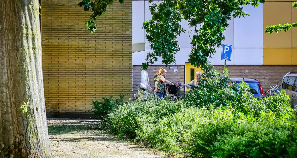 Vrouw op e-bike gaat onderuit en raakt gewond - Foto 2