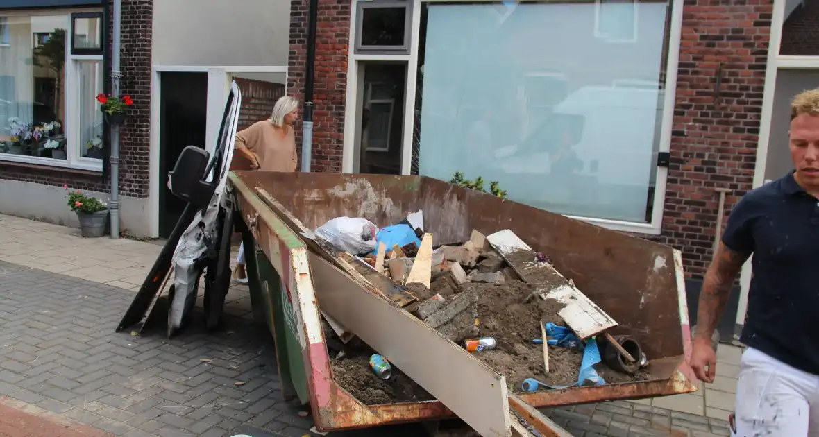 Pakketbezorger botst tegen bouwcontainer en knalt tegen woning - Foto 5