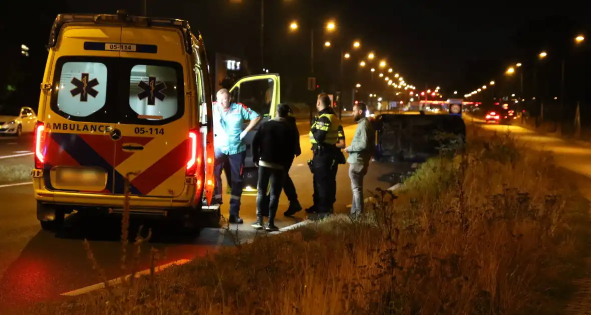 Personenauto belandt op zijn zijkant