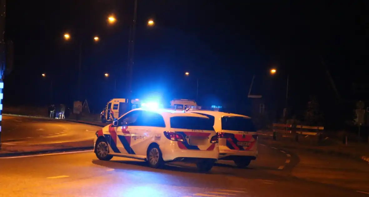 Personenauto belandt op zijn zijkant - Foto 1