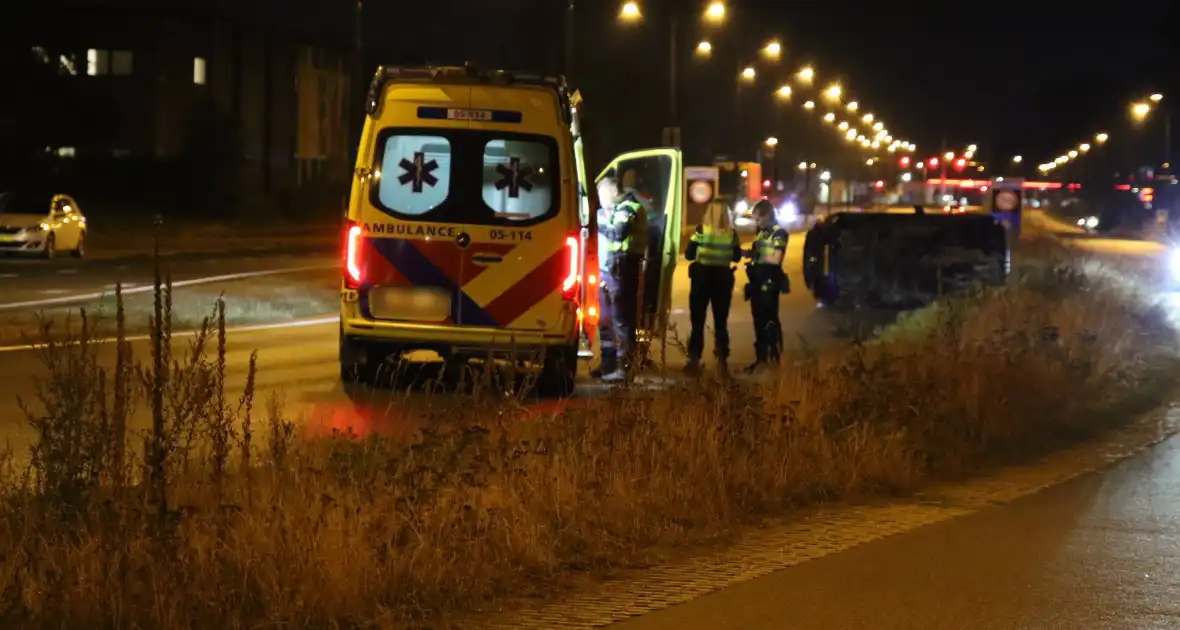 Personenauto belandt op zijn zijkant - Foto 3