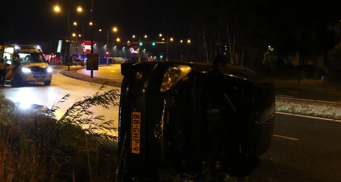 Personenauto belandt op zijn zijkant - Foto 4