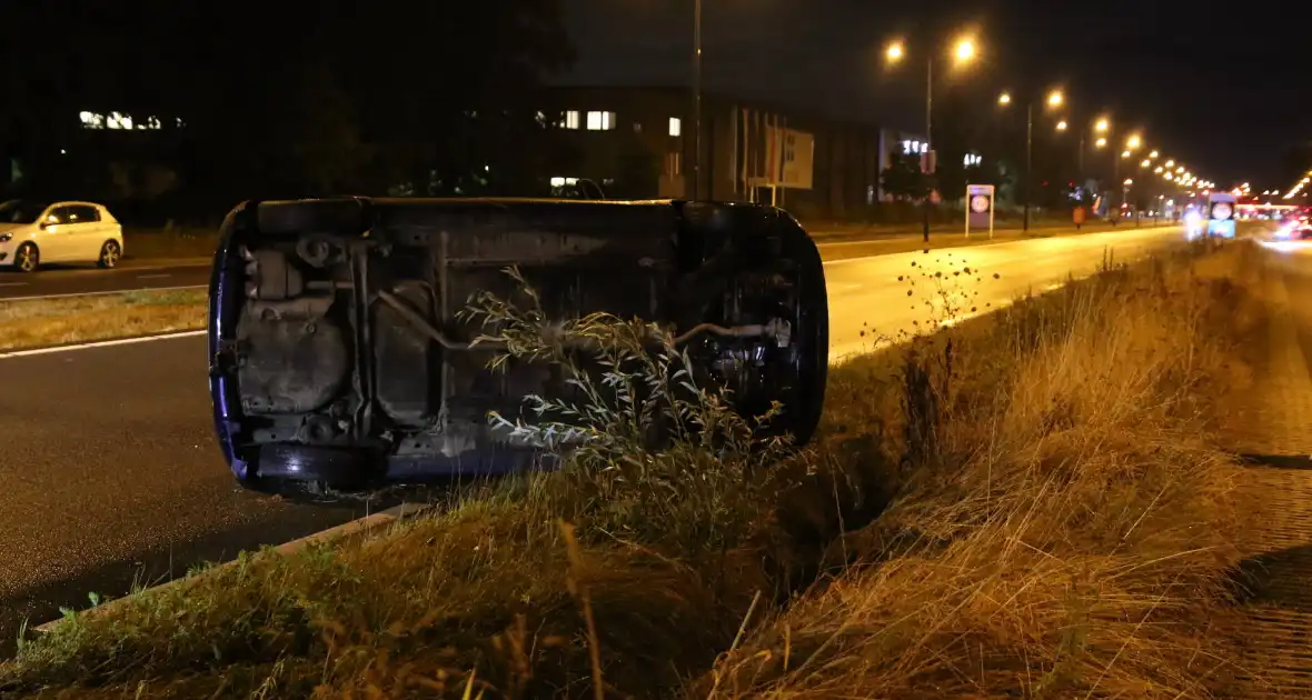 Personenauto belandt op zijn zijkant - Foto 5