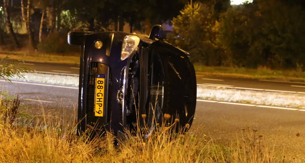 Personenauto belandt op zijn zijkant - Foto 6