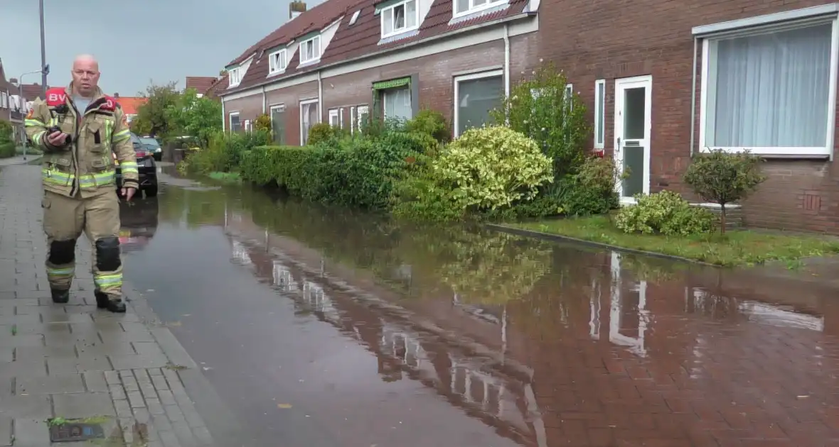 Woonwijk onder water door regenval - Foto 1