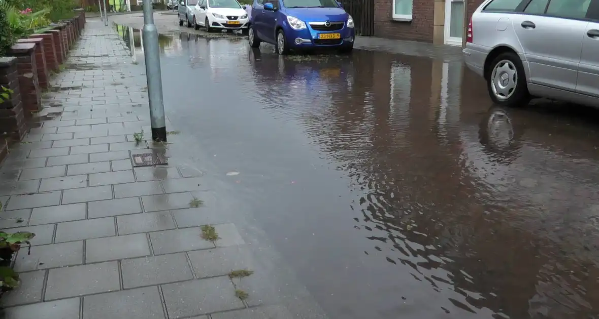 Woonwijk onder water door regenval - Foto 3