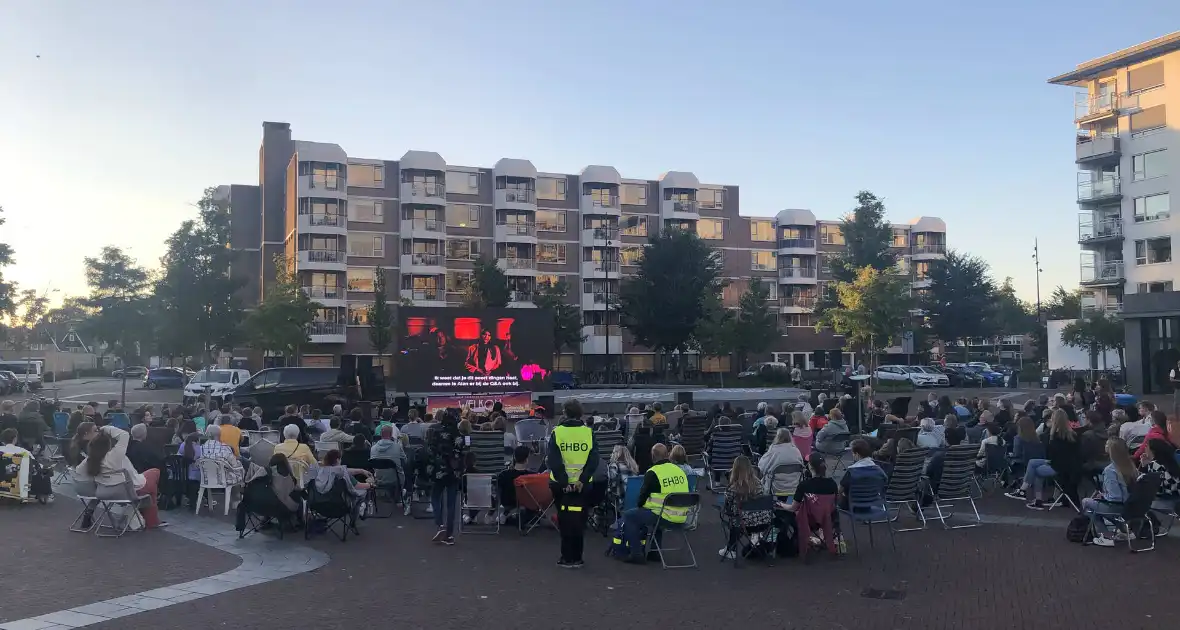 Veel publiek voor openlucht bioscoop - Foto 2