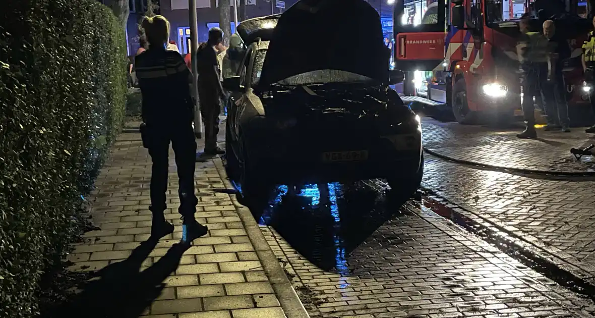 Brand in geparkeerde auto snel geblust