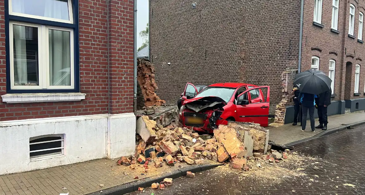Grote schade aan muur door bezorgauto - Foto 1
