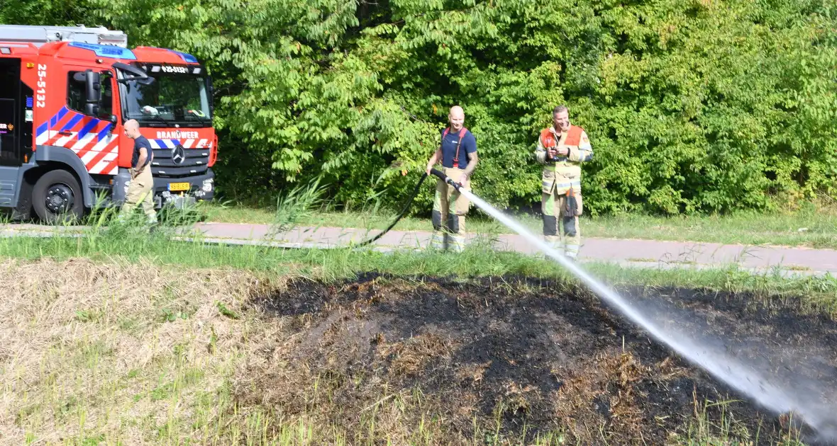 Man helpt brand blussen met emmers water - Foto 2