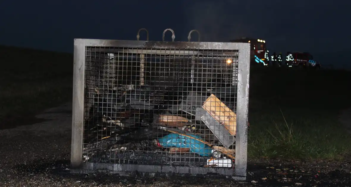 Brand in afvalcontainer snel geblust - Foto 4
