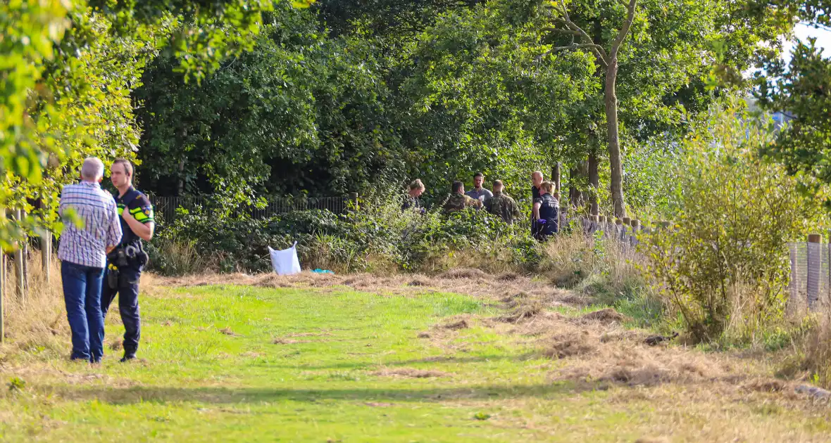 Explosieven Opruimingsdienst doet onderzoek op perceel langs snelweg - Foto 2