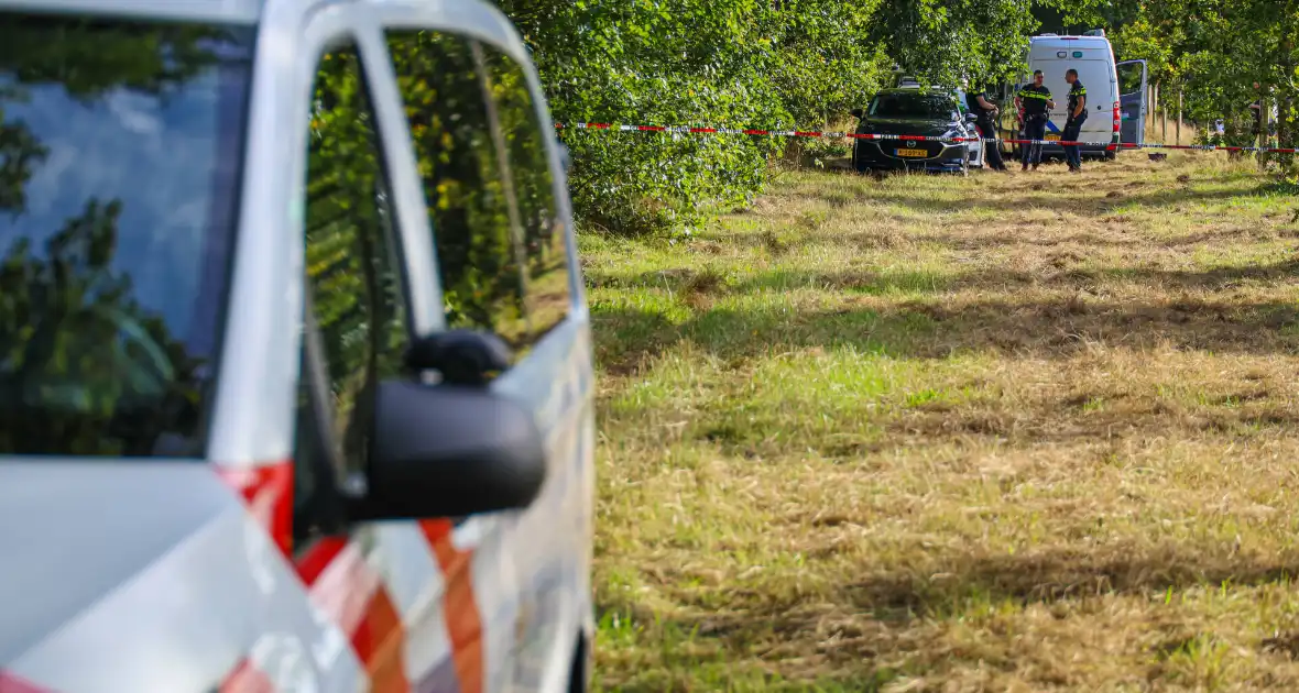 Explosieven Opruimingsdienst doet onderzoek op perceel langs snelweg - Foto 3