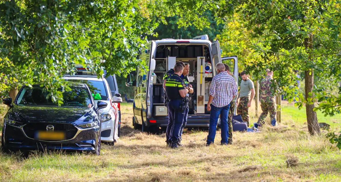 Explosieven Opruimingsdienst doet onderzoek op perceel langs snelweg - Foto 5