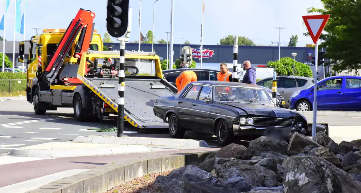 Oldtimer uit 1964 flink beschadigd na botsing