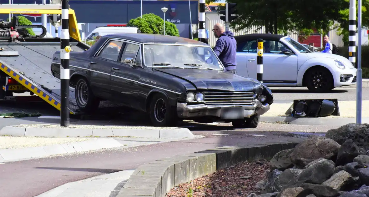 Oldtimer uit 1964 flink beschadigd na botsing - Foto 3