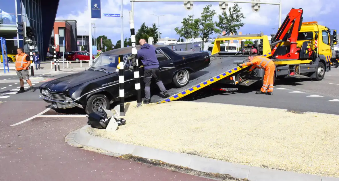 Oldtimer uit 1964 flink beschadigd na botsing - Foto 4