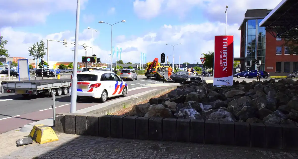 Oldtimer uit 1964 flink beschadigd na botsing - Foto 5