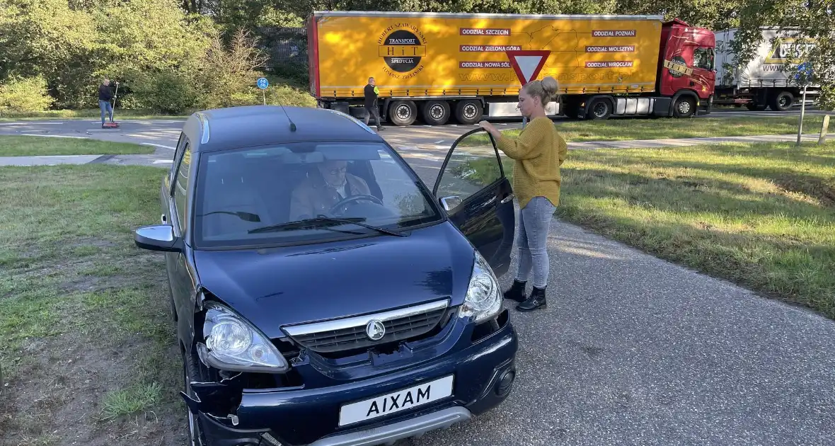 Vrachtwagen botst met brommobiel