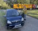 Vrachtwagen botst met brommobiel