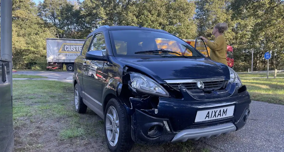 Vrachtwagen botst met brommobiel - Foto 1