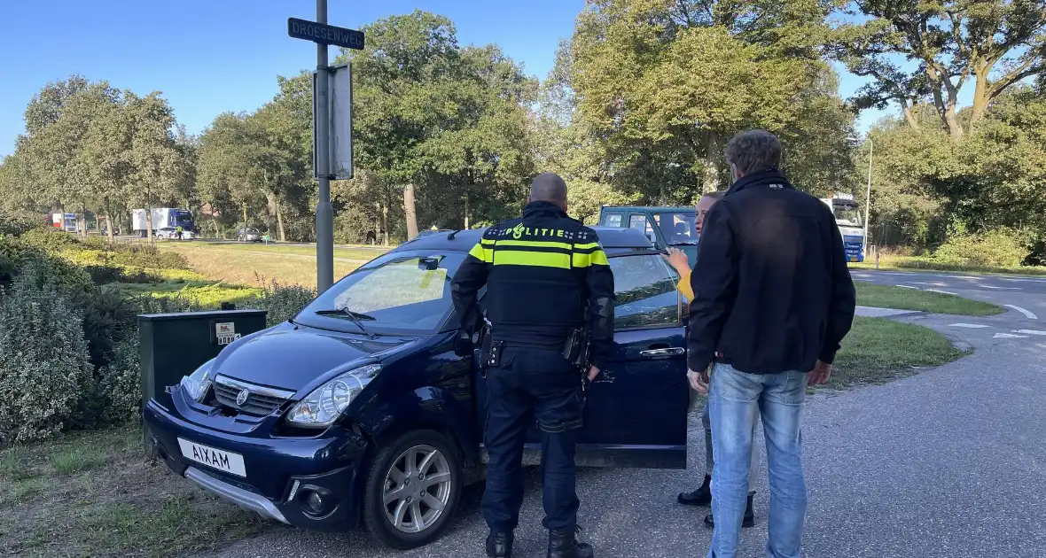 Vrachtwagen botst met brommobiel - Foto 2