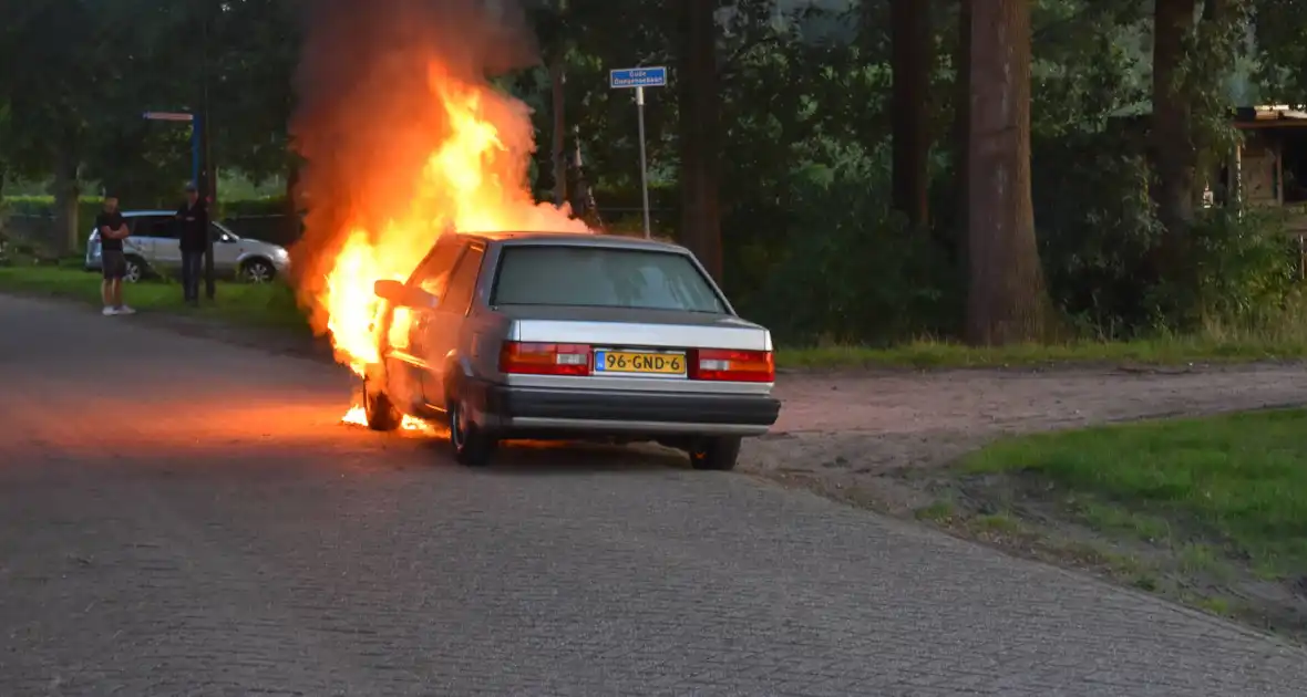 Oude Volvo zwaar beschadigd vanwege brand - Foto 1