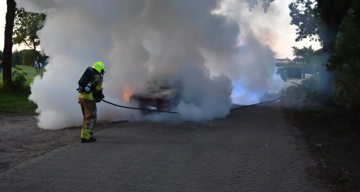 Oude Volvo zwaar beschadigd vanwege brand - Foto 3