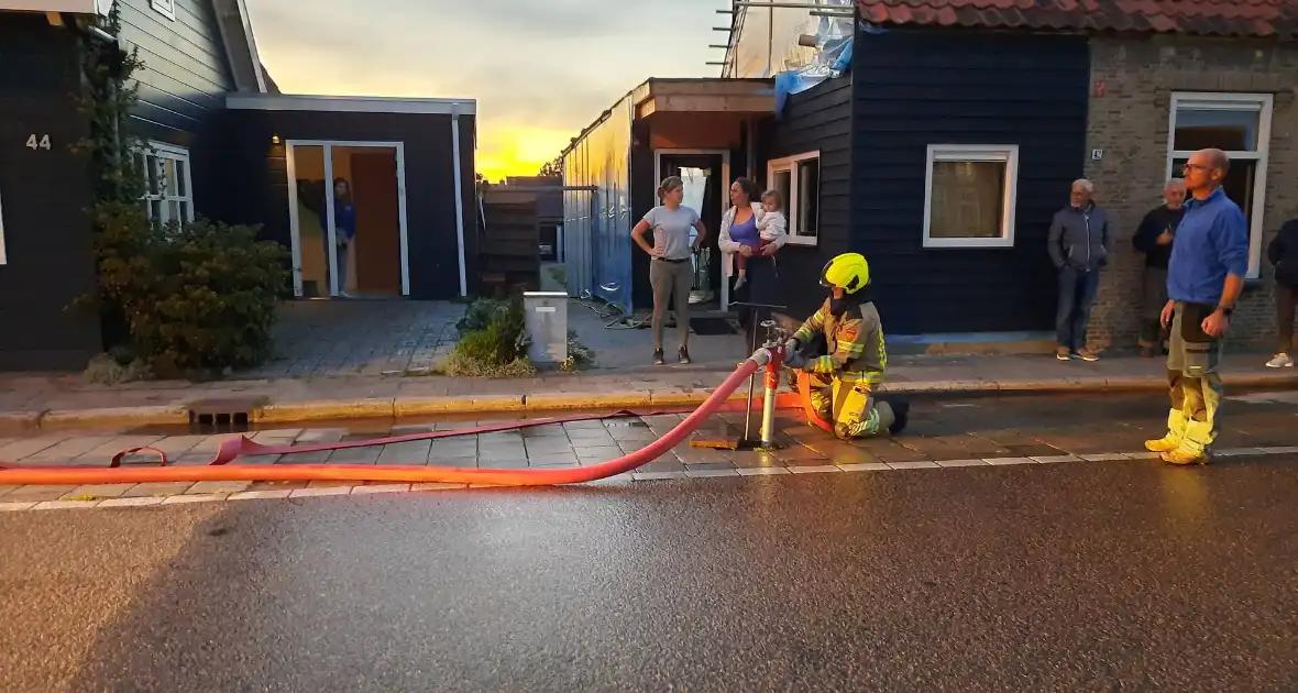 Flinke rookontwikkeling bij uitslaande schuurbrand - Foto 1