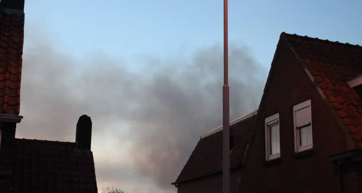 Flinke rookontwikkeling bij uitslaande schuurbrand - Foto 7