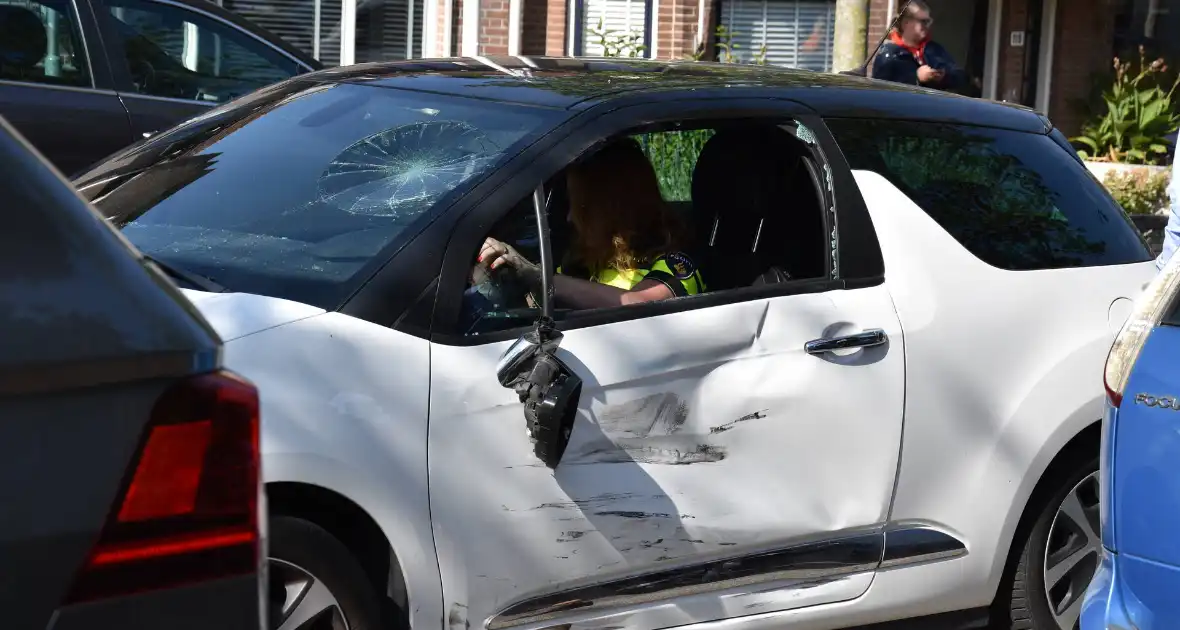Inparkerende automobilist zorgt voor ongeval - Foto 1