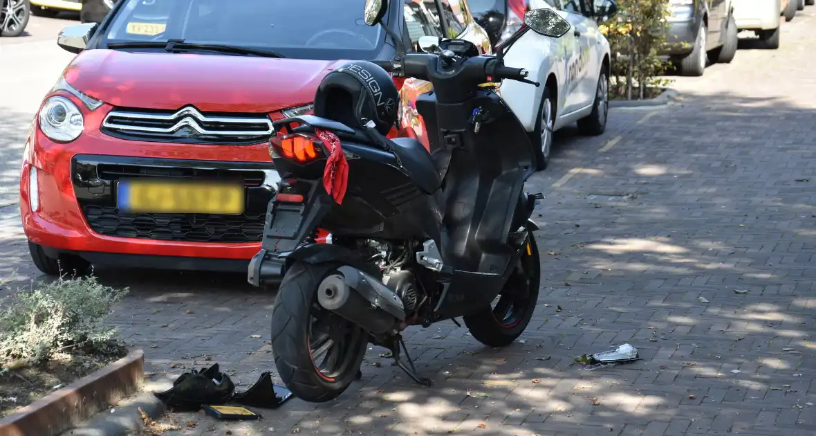 Inparkerende automobilist zorgt voor ongeval - Foto 6