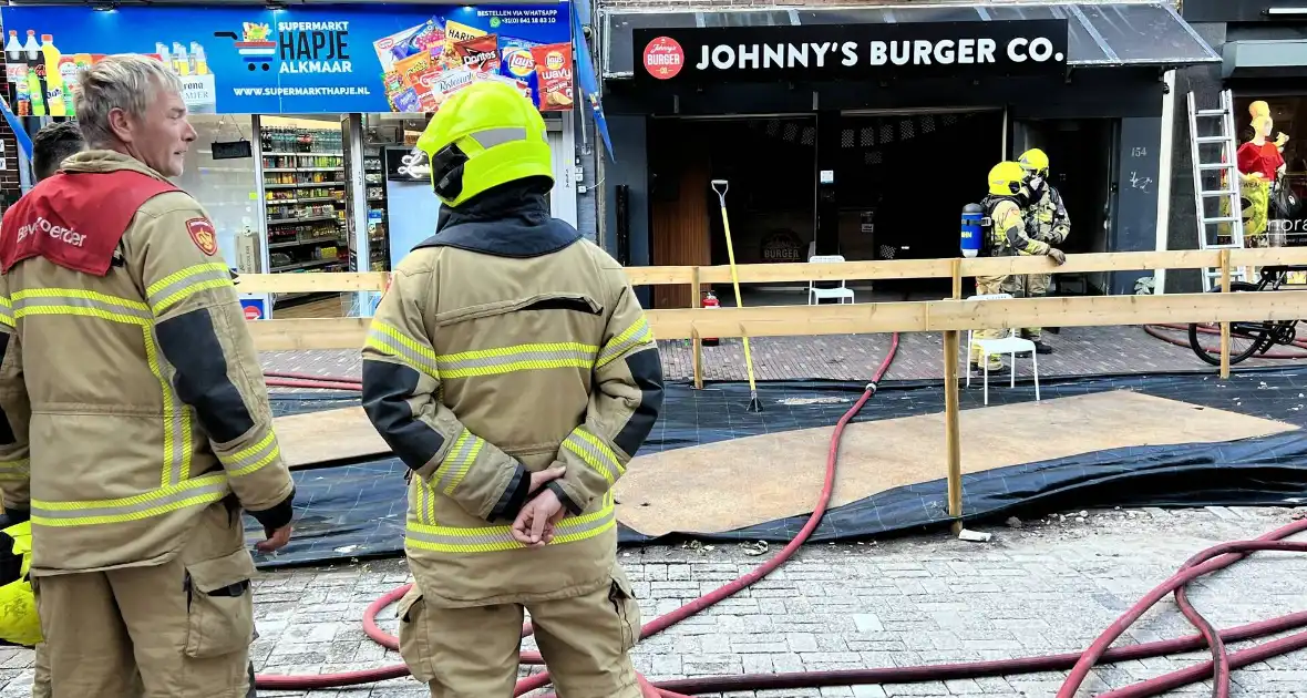 Brand bij Johnny's hamburger restaurant - Foto 3