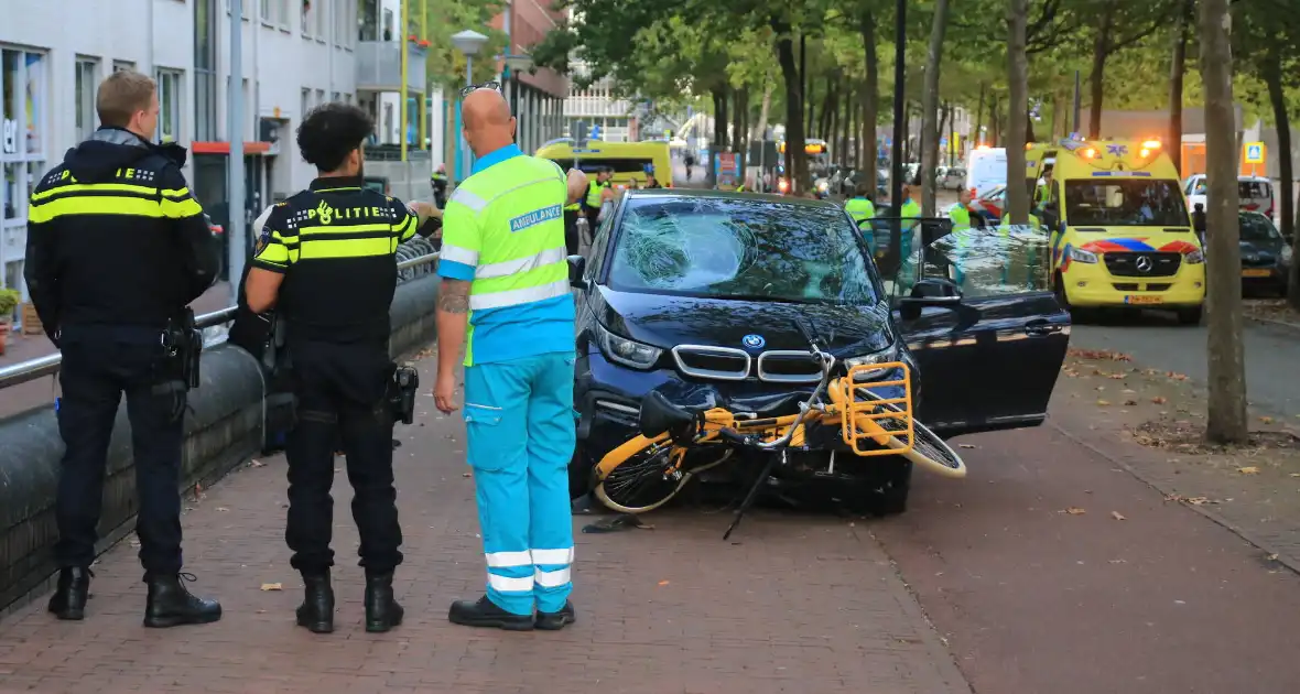 Meerdere gewonden nadat automobilist op fietspad belandt - Foto 8