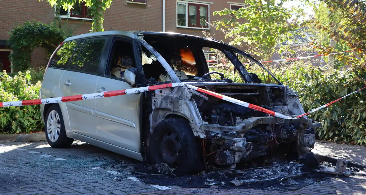 Personenauto zwaar beschadigd door brandstichting