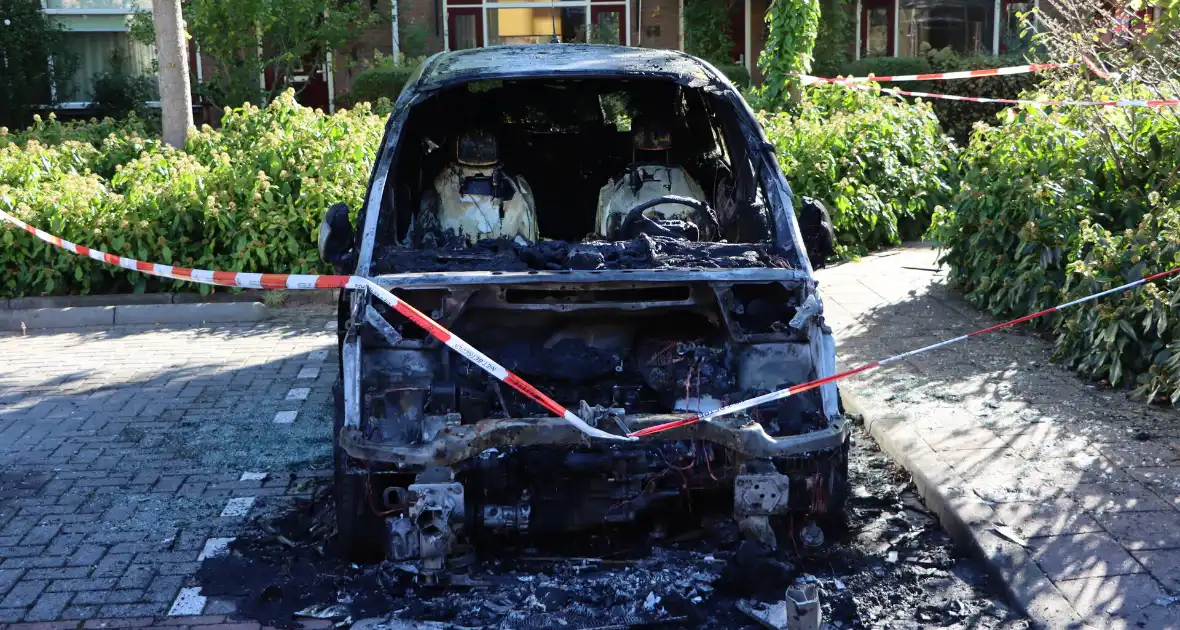 Personenauto zwaar beschadigd door brandstichting - Foto 2