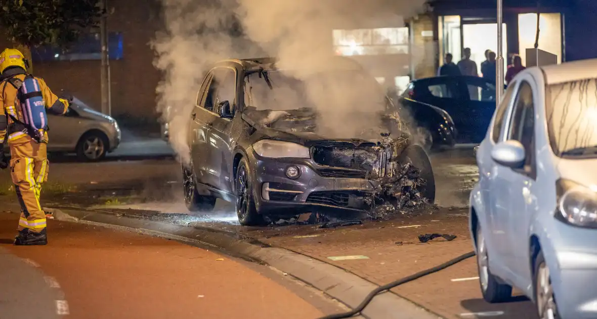 Geparkeerde auto total-loss na brand
