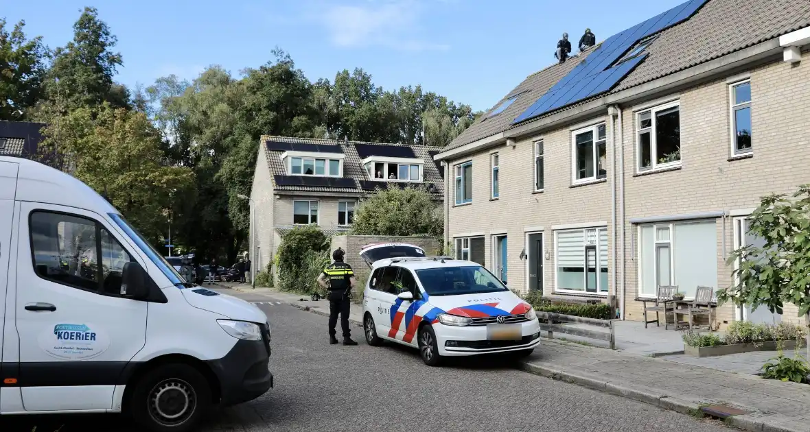 Verward persoon sluit zichzelf op in woning