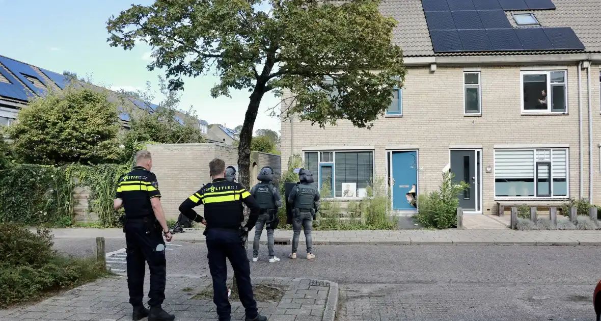 Verward persoon sluit zichzelf op in woning - Foto 1