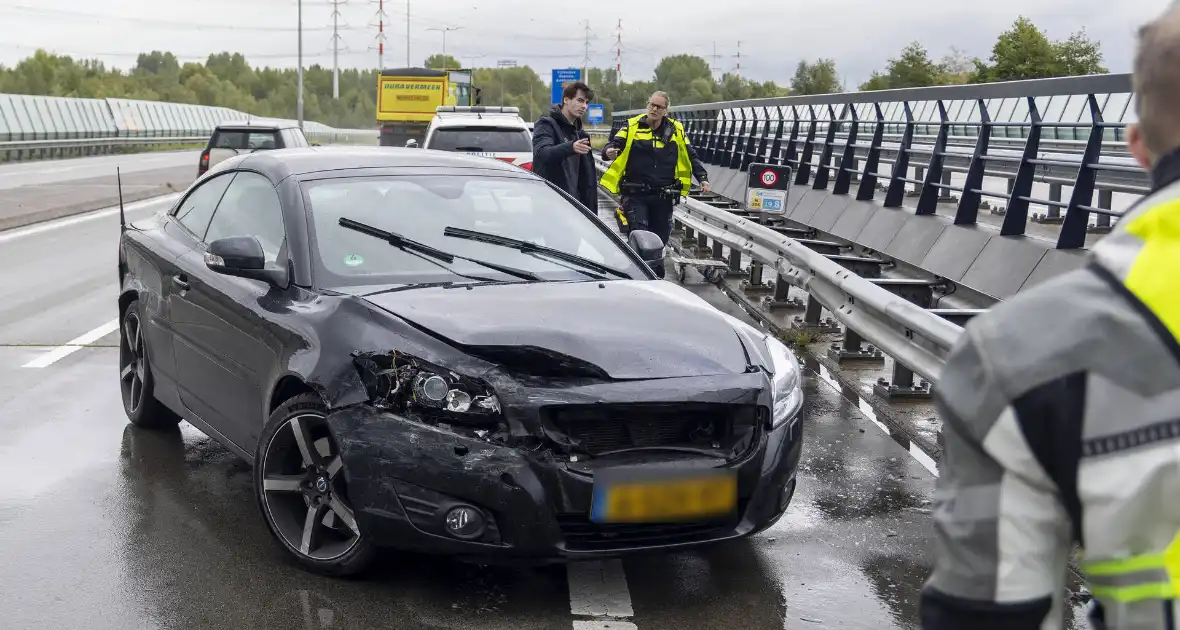 Bestuurder botst met auto tegen vangrail