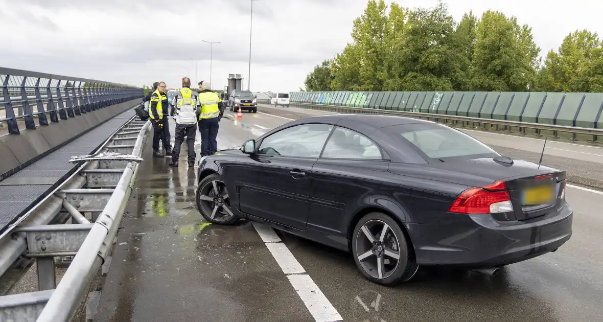 Bestuurder botst met auto tegen vangrail - Foto 1