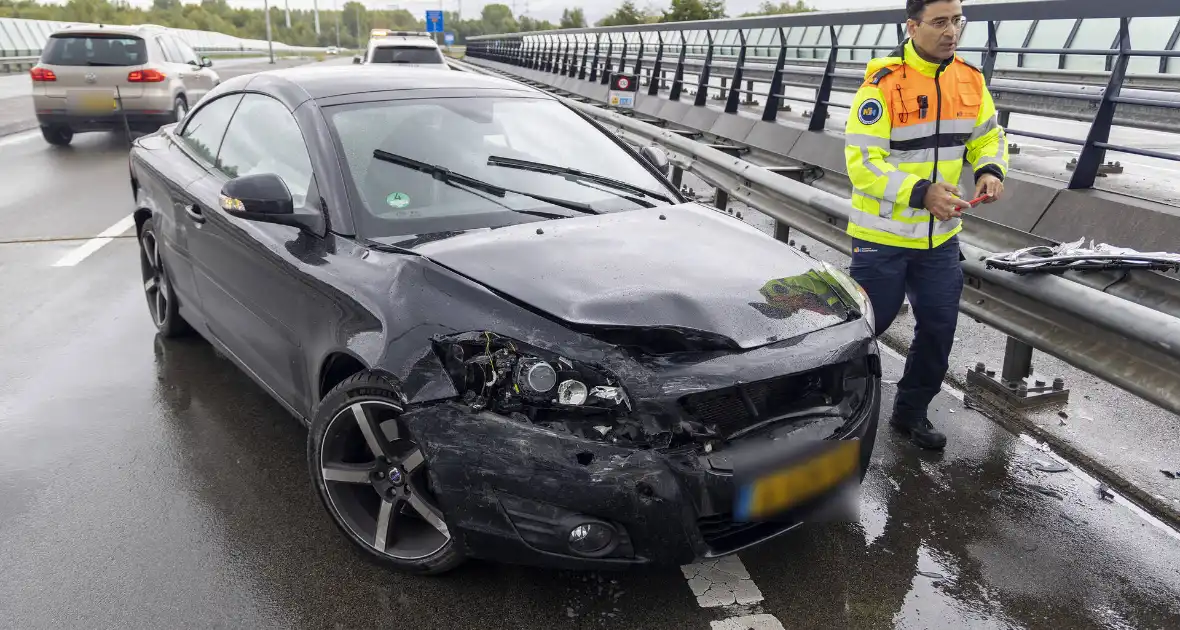 Bestuurder botst met auto tegen vangrail - Foto 2